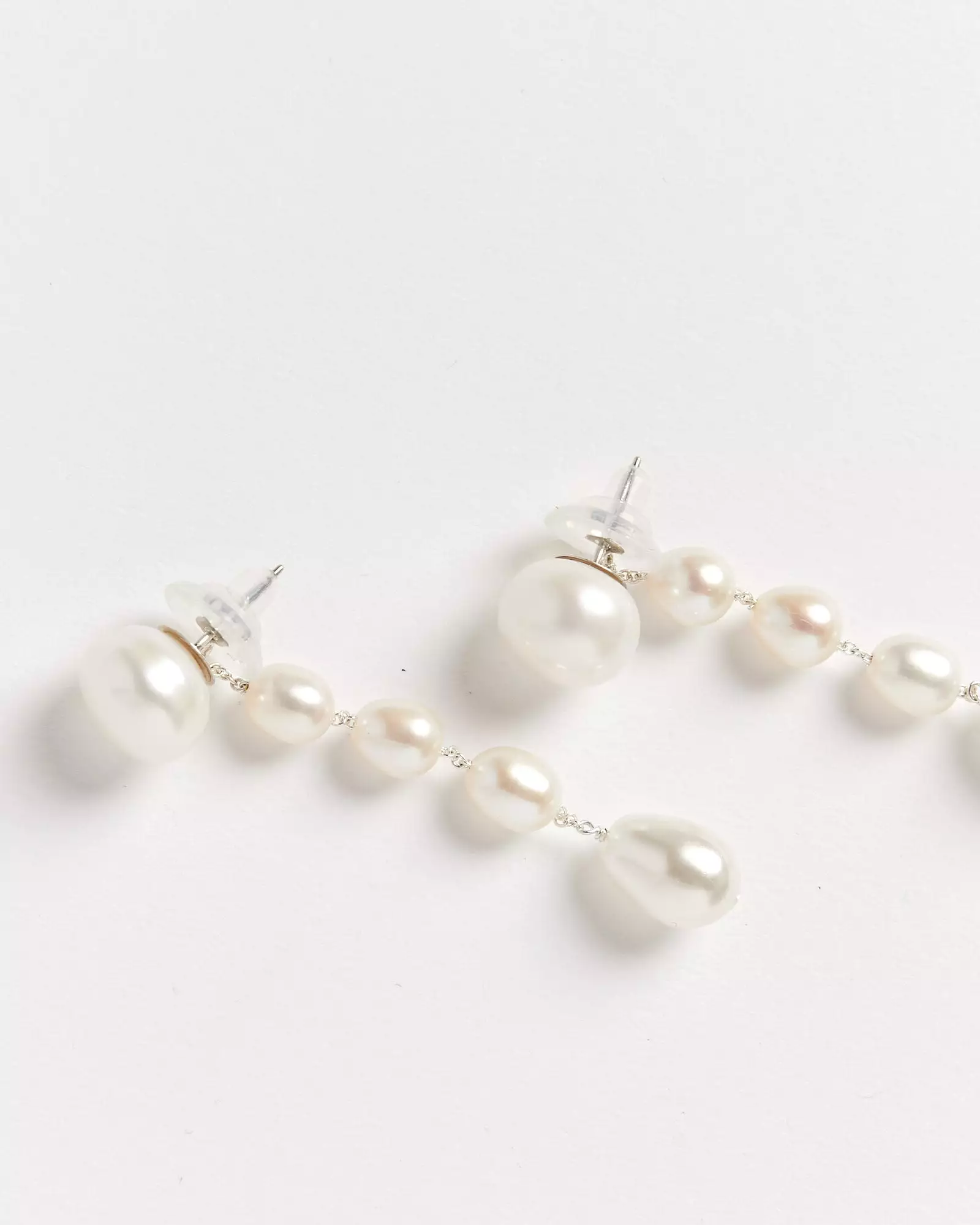 Small Passante Earrings in White Pearl